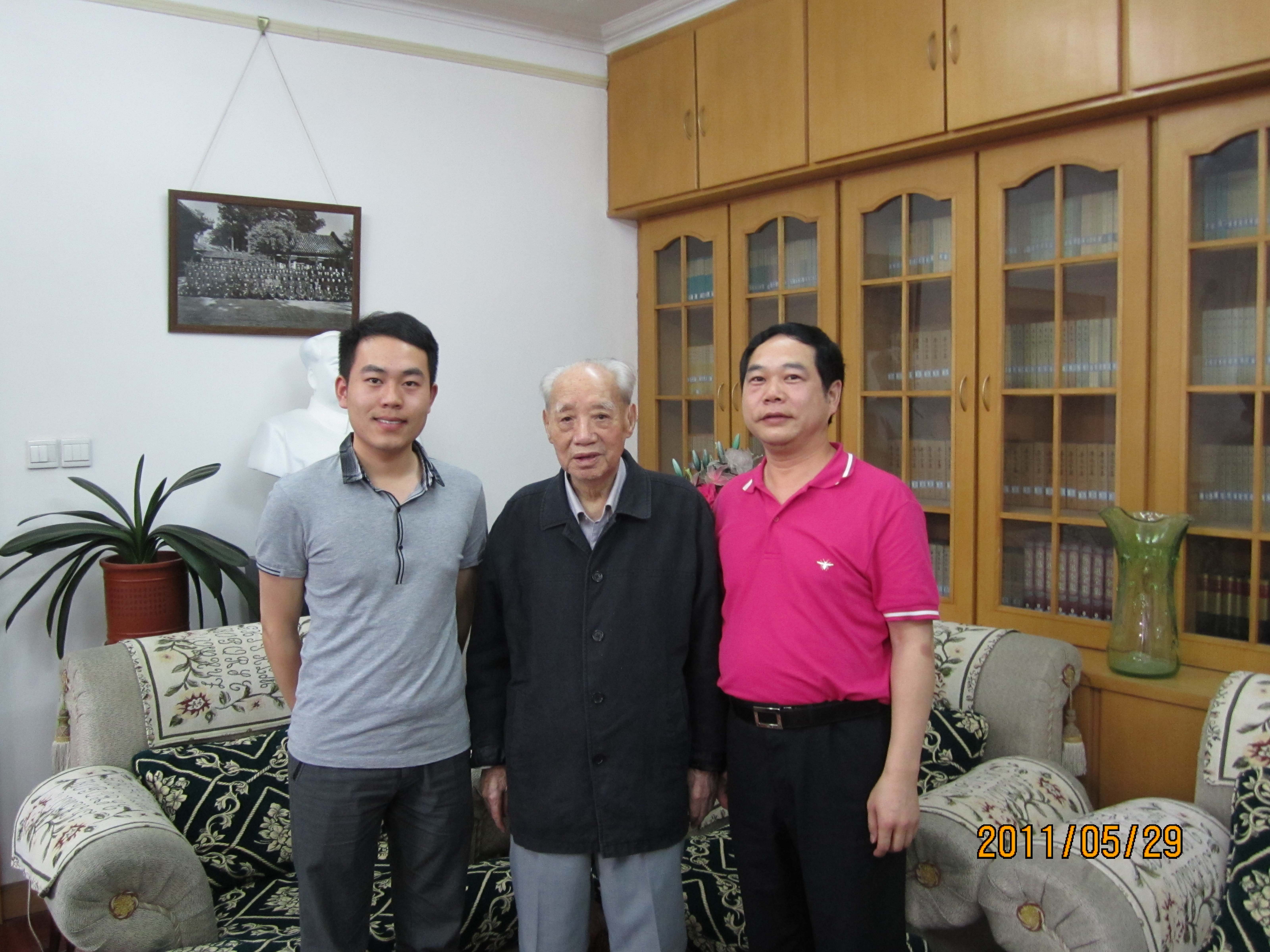 1584690639648498.jpg 2011年5月全党红色之旅,拜望96高龄的中共中央原副主席汪东兴.JPG